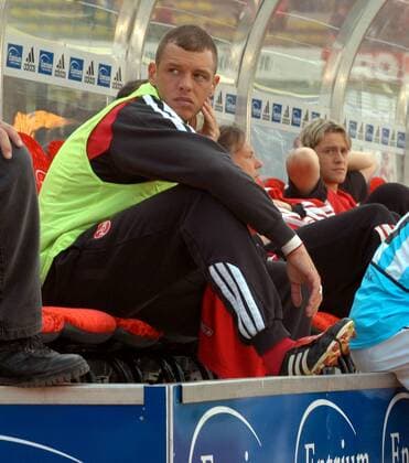 Dusan Petkovic (Nürnberg) nachdenklich auf der Bank Fußball 1. BL Herren Saison 2002 2003, 1. FC Nürnberg Einzelbild Nürnberg Nachdenklichkeit,