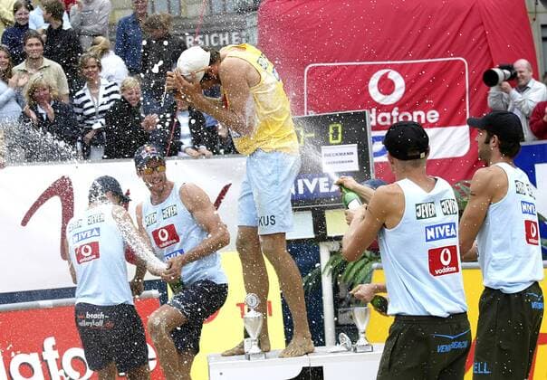 Sieger Markus Dieckmann (Mitte, Bayer Dormagen) wird von Brink (re., SV Bayer Wuppertal) Schneider (FT Adler Kiel) und C. Dieckmann (Beach Club Dernbach) Scheuerpflug (VC Olympia Berlin) bei der Sektdusche in die Zange genommen Beachvolleyball Herren Vodafone Masters 2003, Masters, Beach, Vdig Gruppe Hamburg Freude,