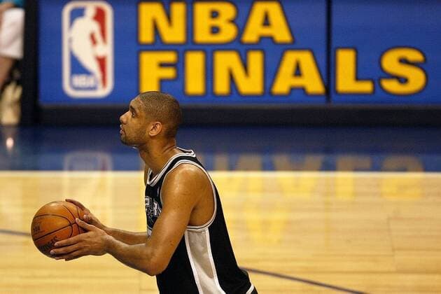 Tim Duncan (San Antonio Spurs) - Freiwurf Basketball Herren NBA Western Conference Finals 2002 2003, Halbfinale, Dallas - San Antonio Spurs 102:95 Einzelbild Dallas Konzentration,