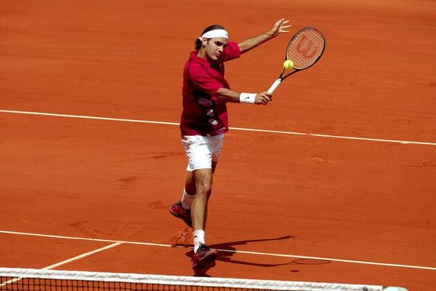 Roger Federer (Schweiz) - Rückhand Tennis Herren French Open 2003, Grand Slam, ATP-Tour, Sand, Sandplatz, Sandplatztennis, Sandplatzturnier, Totale Roland Garros Paris Dynamik,  