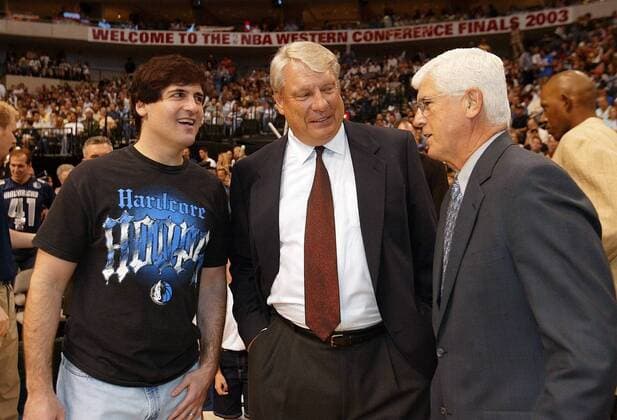 Besitzer Mark Cuban (li.) im Gespräch mit Headcoach Don Nelson (Mitte) und Co-Trainer Del Harris (alle Dallas Mavericks) Basketball Herren NBA Western Conference Finals 2002 2003, Halbfinale, Dallas Mavericks Gruppe Dallas