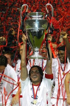 Paolo Maldini (Milan) - Siegesjubel mit dem Champions League Pokal Fußball EC 1 Herren Champions League 2002 2003, AC Mailand, Finale, Endspiel, Einzelbild Old Trafford Manchester Glück, Freude, Begeisterung