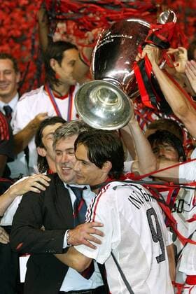 Filippo Inzaghi (re.) umarmt Trainer Carlo Ancelotti (beide Milan), dahinter feiert das Team mit dem Champions League Pokal Fußball EC 1 Herren Champions League 2002 2003, AC Mailand, Finale, Endspiel, Gruppe Old Trafford Manchester Freude, Begeisterung