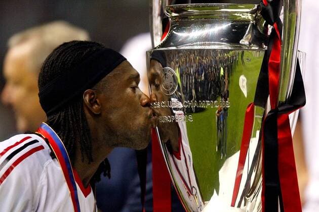Clarence Seedorf (Milan) küsst den Champions League Pokal - VERÖFFENTLICHUNGSRECHTE NUR FÜR DEUTSCHE MEDIEN Fußball EC 1 Herren Champions League 2002 2003, AC Mailand, Finale, Endspiel, Einzelbild Old Trafford Manchester Glück, Freude,