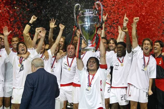 Paolo Maldini (Mitte, Milan) präsentiert stolz den Champions League Pokal, dahinter jubeln v.li.: Rivaldo, Gattuso, Inzaghi, Pirlo, Brocchi, Seedorf und Costacurta Fußball EC 1 Herren Champions League 2002 2003, AC Mailand, Finale, Endspiel, Totale Old Trafford Manchester Freude, Begeisterung,