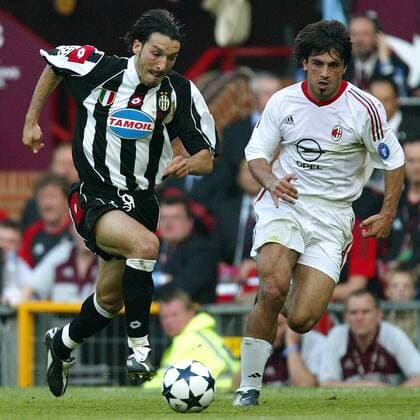 Gianluca Zambrotta (li., Juve) gegen Gennaro Gattuso (Milan) Fußball EC 1 Herren Champions League 2002 2003, Juventus Turin - AC Mailand 2:3 n.E., Finale, Endspiel Gruppe Old Trafford Manchester Dynamik,