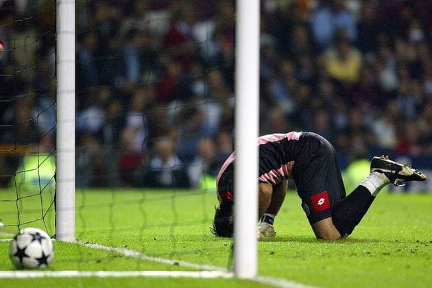 Torwart Gianluigi Buffon (Juve) kniet nach dem verlorenen Elfmeterschießen enttäuscht am Boden Fußball EC 1 Herren Champions League 2002 2003, Finale, Juventus Turin, Endspiel, Vdig Einzelbild Old Trafford Manchester Enttäuschung, Verzweiflung