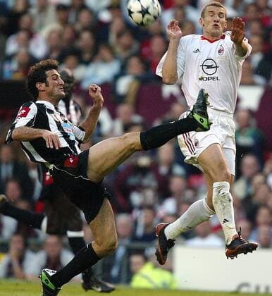 Ciro Ferrara (li., Juve) gegen Andrej Schewtschenko (Milan) Fußball EC 1 Herren Champions League 2002 2003, Juventus Turin - AC Mailand 2:3 n.E., Finale, Endspiel Gruppe Old Trafford Manchester Dynamik, Höhe