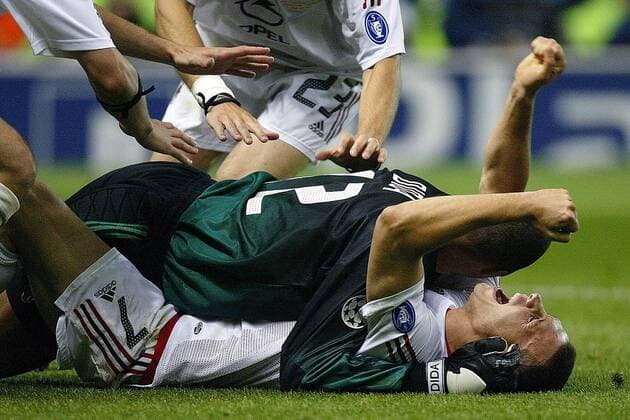 Torwart Dida (Oben) stürzt sich auf Andrej Schewtschenko (unten, beide Milan), der den entscheidenden Elfer verwandelte Fußball EC 1 Herren Champions League 2002 2003, AC Mailand, Finale, Endspiel, Andriy, Andrii, Andri, Andry, Andrei, Gruppe Old Trafford, Umarmung, umarmen, Emotionen, Manchester, Elfmeterschießen Glück Freude, Begeisterung,