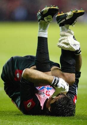 Torwart Gianluigi Buffon (Juve) liegt nach dem verlorenen Elfmeterschießen verzweifelt am Boden - VERÖFFENTLICHUNGSRECHTE NUR FÜR DEUTSCHE MEDIEN Fußball EC 1 Herren Champions League 2002 2003, Finale, Juventus Turin, Endspiel, Vdig Einzelbild Old Trafford Manchester Enttäuschung, Verzweiflung,