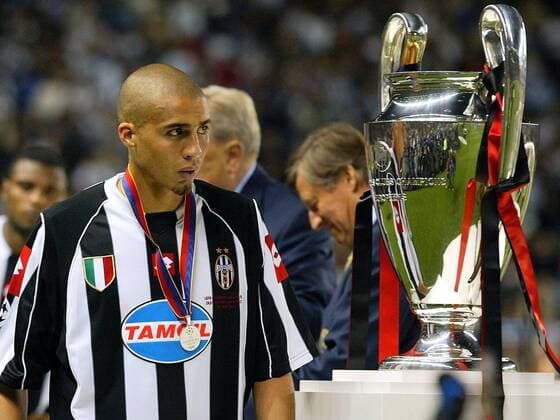 David Trezeguet (Juve) geht enttäuscht an der Champions-League-Trophäe vorbei - sein Team hat den Pokal nicht gewonnen - VERÖFFENTLICHUNGSRECHTE NUR FÜR DEUTSCHE MEDIEN Fußball EC 1 Herren Champions League 2002 2003, Finale, Juventus Turin, Endspiel, Vdig Einzelbild Old Trafford Manchester Enttäuschung,