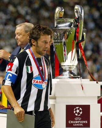 Alessandro del Piero (Juve) geht enttäuscht an der Champions-League-Trophäe vorbei - sein Team hat den Pokal nicht gewonnen - VERÖFFENTLICHUNGSRECHTE NUR FÜR DEUTSCHE MEDIEN Fußball EC 1 Herren Champions League 2002 2003, Finale, Juventus Turin, Endspiel, Vdig Einzelbild Old Trafford Manchester Enttäuschung,