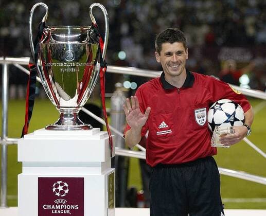 FIFA-Schiedsrichter Markus Merk (Deutschland) und der Champions League-Pokal Fußball EC 1 Herren Champions League 2002 2003, Finale, Endspiel Einzelbild Old Trafford Manchester