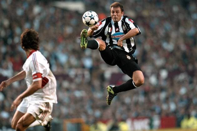 Antonio Conte (Juve) mit einer artistischen Einlage Fußball EC 1 Herren Champions League 2002 2003, Finale, Juventus Turin - AC Mailand 2:3 n.E., Endspiel, Vdig Einzelbild Old Trafford Manchester Dynamik, Höhe  