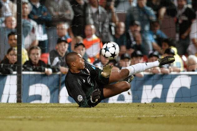 Torwart Dida (Milan) hält einen Elfmeter im Elfmeterschießen Fußball EC 1 Herren Champions League 2002 2003, Finale, AC Mailand, Endspiel, Vdig Einzelbild Old Trafford Manchester Dynamik, Abwehr  