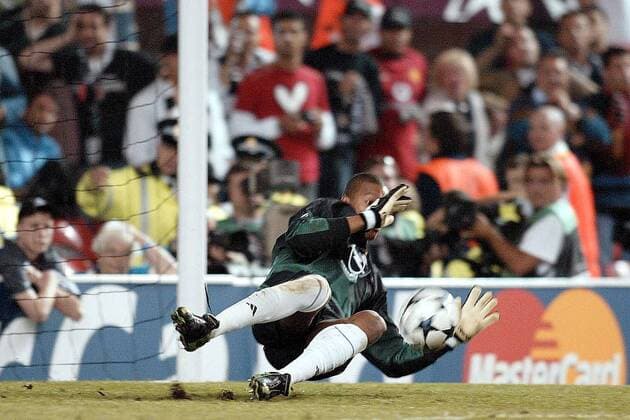 Torwart Dida (Milan) wirft sich dem Ball in die Flugbahn Fußball EC 1 Herren Champions League 2002 2003, AC Mailand, Finale, Endspiel, Einzelbild Old Trafford Manchester Dynamik, Abwehr  