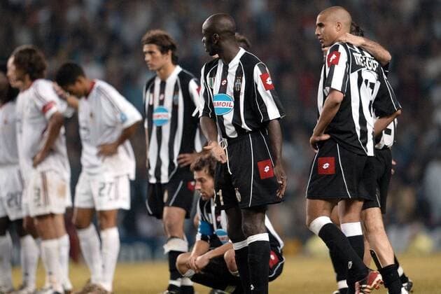 Lilian Thuram (li.) und David Trezeguet (beide Juve) - Nervosität beim Elfmeterschießen Fußball EC 1 Herren Champions League 2002 2003, Juventus Turin - AC Mailand 2:3 n.E., Finale, Endspiel, Milan Gruppe Old Trafford Manchester Spannung  