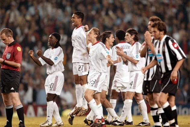 Jubel Milan v.li.: Seedorf, Serginho, Ambrosini und Kaladze, Juve zwischen Hoffen und Bangen Fußball EC 1 Herren Champions League 2002 2003, Juventus Turin - AC Mailand 2:3 n.E., Finale, Endspiel, Gruppe Old Trafford Manchester Freude, Sannung, Enttäuschung  