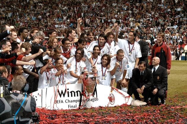 Europapokalsieger Milan: Siegesjubel mit dem Champions League Pokal Fußball EC 1 Herren Champions League 2002 2003, AC Mailand, Finale, Endspiel, Totale Old Trafford Manchester Freude, Begeisterung,  