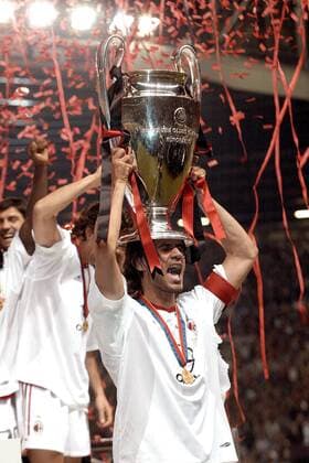 Paolo Maldini (Milan) präsentiert stolz den Champions League Pokal Fußball EC 1 Herren Champions League 2002 2003, AC Mailand, Finale, Endspiel, Einzelbild Old Trafford Manchester Glück Freude, Begeisterung,  