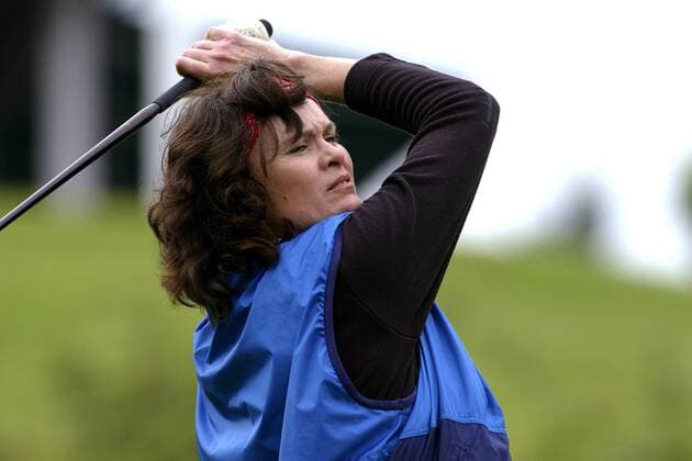 Ex-Leichtathletin Ulrike Nasse-Meyfarth (Deutschland) schaut beim Benefizgolfturnier Brot gegen Not ihrem Schlag nach Leichtathletik Damen Brot gegen Not 2003, Benefiz, Benefizturnier, Golfen, Freizeit, Freizeitsport, Hobby, Vdig Einzelbild Hubbelrath Düsseldorf
