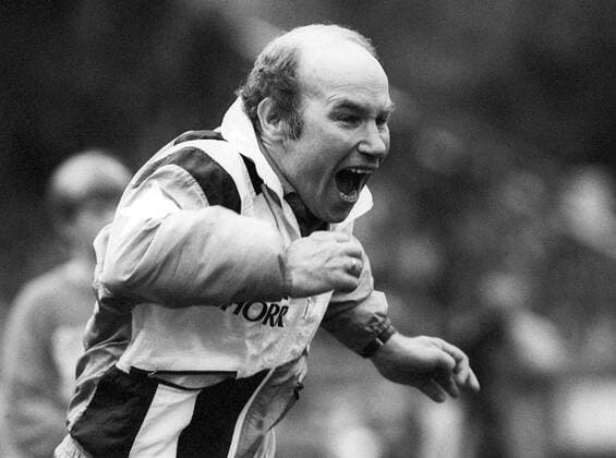 Trainer Karsten Wettberg (1860) bejubelt lautstark den Aufstieg in die 2. Bundesliga Fußball Herren Aufstiegsrunde zur 2. Bundesliga Gruppe Süd 1990 1991, Oberliga Bayern, Bayernliga, Relegation, Vsw Einzelbild Kassel Freude, Begeisterung,