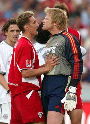 Fußball, DFB-Pokalfinale 2002 2003, 1. FC Kaiserslautern - FC Bayern München Miroslav Klose (Lautern, li.) und Torwart Oliver Kahn (Bayern) geraten aneinander Fußball 1. BL Herren DFB-Pokal 2002 2003, Pokalspiel, Pokalfinale, Finale, 1. FC Kaiserslautern - FC Bayern München 1:3 Gruppe Berlin Spannung