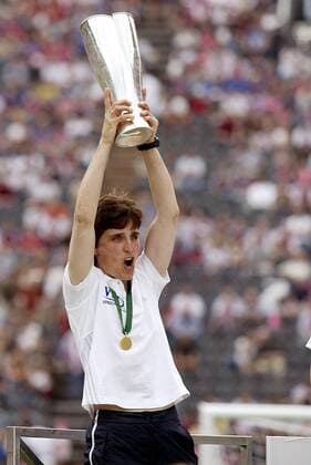 Trainerin Monika Staab (FFC Frankfurt) präsentiert stolz den DFB-Pokal Fußball 1. BL Damen DFB-Pokal 2002 2003, Pokalspiel, Finale, Endspiel, Pokalfinale, Pokalendspiel, Frauen, Frauenfußball Einzelbild Berlin Freude, Begeisterung,