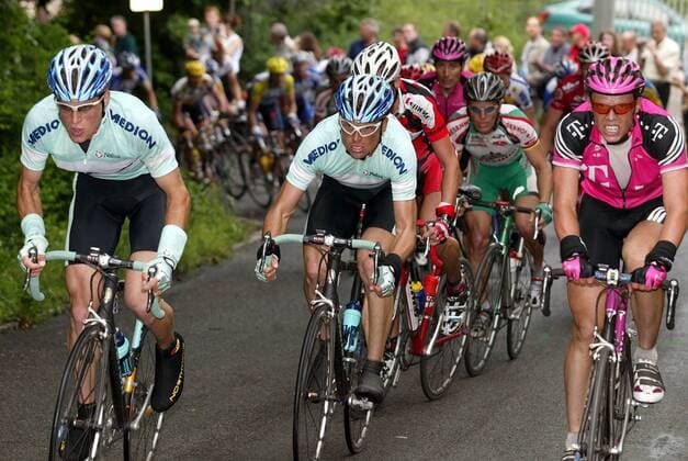 Tobias Steinhauser (li.), Jan Ullrich (Mitte, beide Bianchi) und Stefan Schreck (Team Telekom alle Deutschland) kämpfen am Anstieg Radsport Herren TEAG Rund um die Hainleite 2003, Straße, Radsport, Rad Gruppe