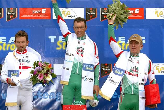 Siegerehrung - v. li.: Rene Haselbacher (Österreich Gerolsteiner), Sieger Enrico Poitschke und Jens Heppner (beide Deutschland Wiesenhof) Radsport Herren TEAG Rund um die Hainleite 2003, Straßenradsport, Rad, Straße, Vdig Gruppe Erfurt Freude