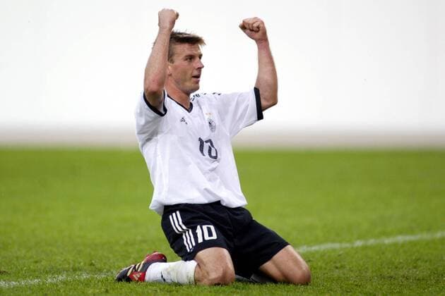 Bernd Schneider (Deutschland) bejubelt seinen Treffer, der wegen einer angeblichen Abseitsposition nicht gegeben wurde Fußball Länderspiel Herren Länderspiel 2003, Nationalmannschaft, Nationalteam, Nationaltrikot, Freundschaftsspiel, Testspiel Einzelbild Wolfsburg Freude,