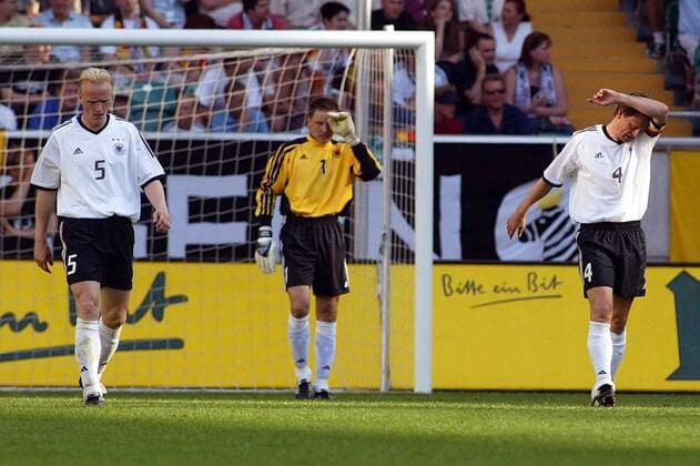 Carsten Ramelow (li.), Torwart Frank Rost (Mitte) und Christian Wörns (alle Deutschland) enttäuscht Fußball Länderspiel Herren Länderspiel 2003, Nationalmannschaft, Nationalteam, Nationaltrikot, Freundschaftsspiel, Testspiel Gruppe Wolfsburg Enttäuschung, Nachdenklichkeit,
