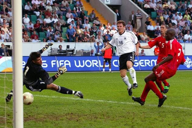 Paul Freier (2.v.li., Deutschland) trifft gegen Torwart Pat Onstad (li.), Nevio Pizzolitto (2.v.re.) und Tam Nsaliwa (alle Kanada) kommen zu spät Fußball Länderspiel Herren Länderspiel 2003, Nationalmannschaft, Nationalteam, Nationaltrikot, Freundschaftsspiel, Testspiel Gruppe Wolfsburg
