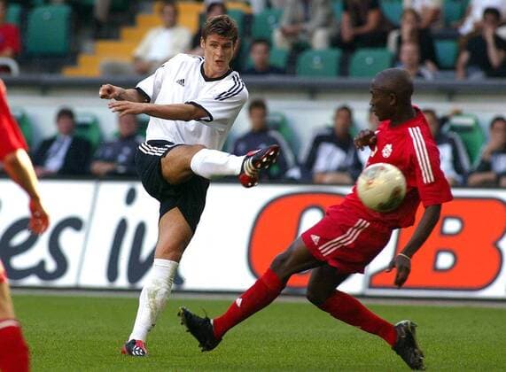Sebastian Kehl (li., Deutschland) zieht gegen Tam Nsaliwa (Kanada) ab Fußball Länderspiel Herren Länderspiel 2003, Nationalmannschaft, Nationalteam, Nationaltrikot, Freundschaftsspiel, Testspiel Gruppe Wolfsburg Dynamik,