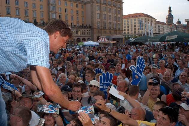 Jan Ullrich (Deutschland Bianchi) gibt Autogramme auf dem Dresdner Altmarkt Radsport Herren Deutschlandtour 2003, Deutschland-Tour, Rundfahrt, Deutschlandrundfahrt, Totale Dresden