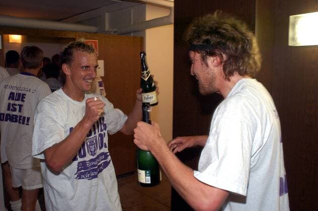 Kay-Uwe Jendrossek (li.) und Marco Kurth (beide Aue) stoßen mit Sekt auf den Aufstieg an Fußball Herren Regionalliga Nord 2002 2003, 3. Liga, Dresden - FC Erzgebirge Aue 1:4, Aufsteiger, Aufstieg, Gruppe Dresden Freude,
