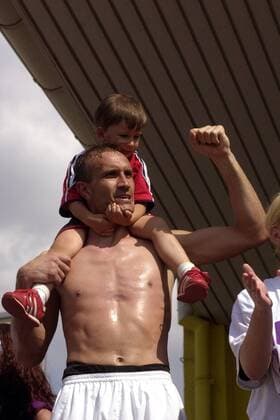 Torwart Russi Petkov (Aue) jubelt mit seinem Sohn auf den Schultern Fußball Herren Regionalliga Nord 2002 2003, 3. Liga, Dresden - FC Erzgebirge Aue 1:4, Aufsteiger, Aufstieg, Gruppe Dresden Freude,