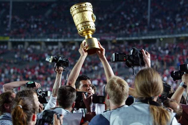 Fußball, DFB-Pokalfinale 2002 2003, 1. FC Kaiserslautern - FC Bayern München Michael Ballack (Mitte, Bayern) präsentiert stolz den DFB-Pokal, während er von Fotografen umringt wird Fußball 1. BL Herren DFB-Pokalfinale 2002 2003, Pokal, Pokalspiel, Pokalendspiel, Finale, Endspiel, Vdig Gruppe Berlin Begeisterung, Freude,