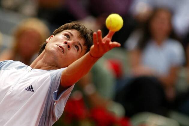 Guillermo Coria (Argentinien) - Aufschlag Tennis Herren French Open 2003, Grand Slam, ATP-Tour, Vdig, Einzelbild Paris Roland Garros  