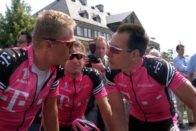 Alexander Vinokourov (Kasachstan, li.), Santiago Botero (Kolumbien Mitte) und Erik Zabel (alle Team Telekom Deutschland) sprechen sich vor dem Start ab Radsport Herren Deutschlandtour 2003, Deutschland-Tour, Deutschlandrundfahrt, Rundfahrt, Vdig, Gruppe Dresden, Renntaktik