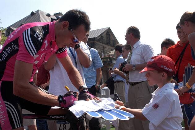 Erik Zabel (Team Telekom Deutschland) gibt einem kleinen Radsportfan ein Autogramm Radsport Herren Deutschlandtour 2003, Deutschland-Tour, Deutschlandrundfahrt, Rundfahrt, Vdig, Gruppe Dresden