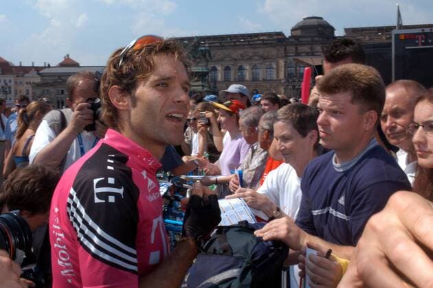 Santiago Botero (Kolumbien Team Telekom) gibt Radsportfans Autogramme Radsport Herren Deutschlandtour 2003, Deutschland-Tour, Deutschlandrundfahrt, Rundfahrt, Vdig, Gruppe Dresden
