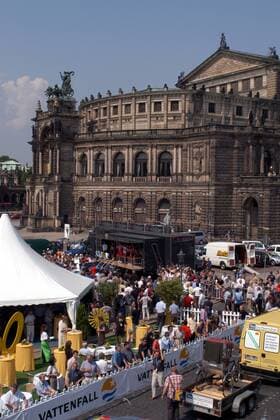 Start der Deutschlandtour 2003 vor der Dresdner Semperoper Radsport Herren Deutschlandtour 2003, Deutschland-Tour, Deutschlandrundfahrt, Rundfahrt, Vdig, Totale Dresden