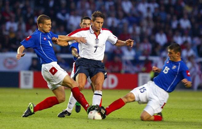 Frank Lampard (Mitte, England) gegen Nemanja Vidic (li.) und Slobodan Markovic (beide Serbien und Montenegro) Fußball Länderspiel Herren Länderspiel 2003, Freundschaftsspiel, Test, Testspiel, Nationalmannschaft, Nationalteam, Gruppe Leicester Dynamik, Kampf,