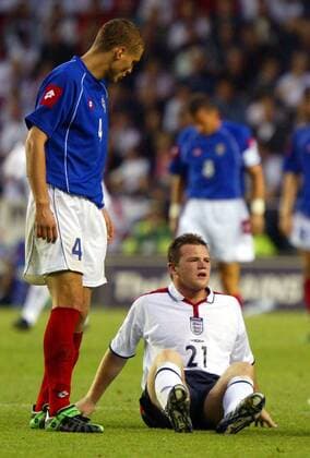 Nemanja Vidic (li., Serbien und Montenegro) schaut auf Wayne Rooney (England) herab Fußball Länderspiel Herren Länderspiel 2003, Freundschaftsspiel, Test, Testspiel, Nationalmannschaft, Nationalteam, Gruppe Leicester