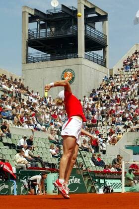 Kim Clijsters (Belgien) - Aufschlag Tennis Damen French Open 2003, Grand Slam, WTA-Tour, Sand, Sandplatz, Sandplatztennis, Sandplatzturnier Totale Roland Garros Paris Dynamik,  