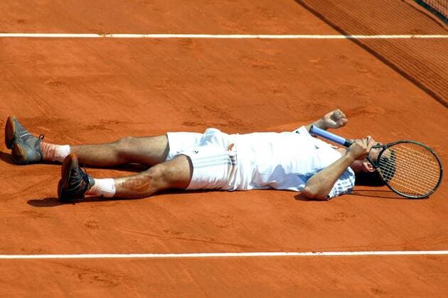 Albert Costa (Spanien) jubelnd am Boden Tennis Herren French Open 2003, Grand Slam, ATP-Tour, Sand, Sandplatz, Sandplatztennis, Sandplatzturnier, Vdig Einzelbild Roland Garros Paris Freude, Begeisterung  