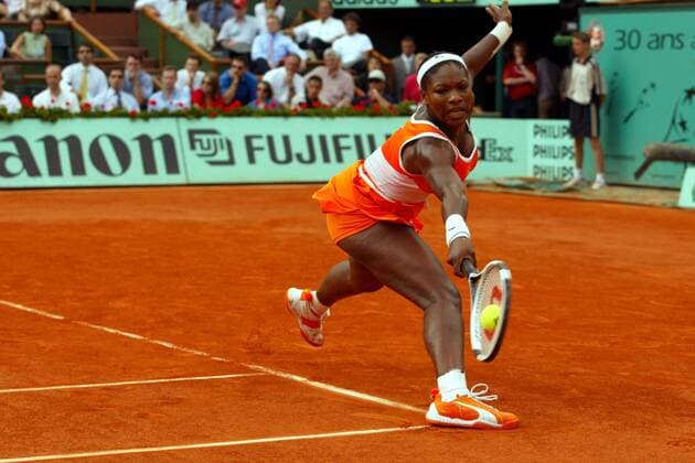 Serena Williams (USA) streckt sich nach dem Ball Tennis Damen French Open 2003, Grand Slam, WTA-Tour, Sand, Sandplatz, Sandplatztennis, Sandplatzturnier, Einzelbild Paris Dynamik,  