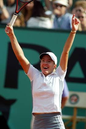 Justine Henin-Hardenne (Belgien) bejubelt ihren Finaleinzug Tennis Damen French Open 2003, Grand Slam, WTA-Tour, Sand, Sandplatz, Sandplatztennis, Sandplatzturnier, Einzelbild Paris Begeisterung, Freude,  