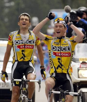 Etappensieger Jose Azevedo (re., Portugal) vor Igor Gonzalez de Galdeano (Spanien beide ONCE-Eroski) im Ziel Radsport Herren Deutschlandtour 2003, Deutschland-Tour, Deutschlandrundfahrt, Rundfahrt, Straßenradsport, Rad, Vdig Einzelbild 5. Etappe, Ravensburg - Feldberg Freude, Begeisterung,